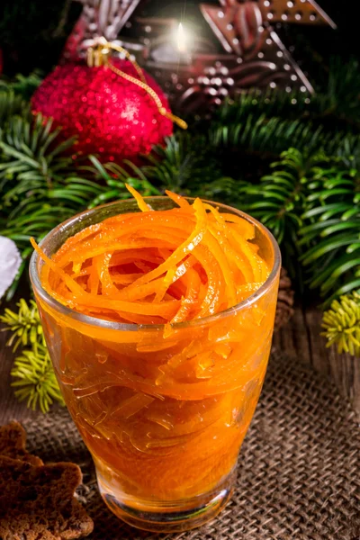 Carota affettata con il pelapatate Julienne — Foto Stock