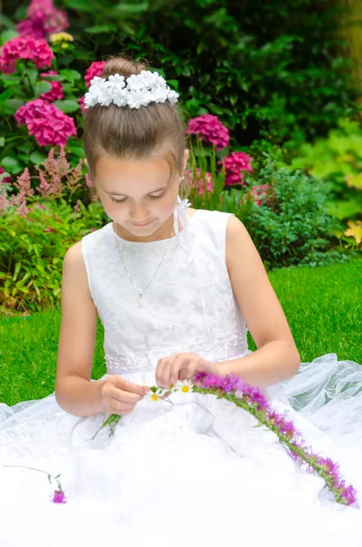 Menina lendo Primeira Santa Comunhão — Fotografia de Stock