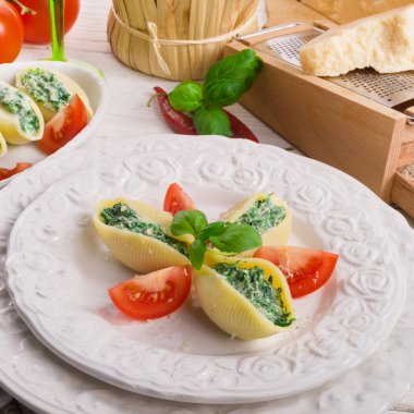 Conchiglioni, büyük makarna kabukları dolgulu
