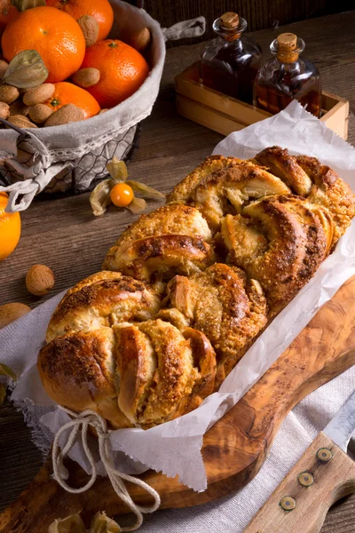 Yeast dough cake with orange marmalade — Stock Photo, Image