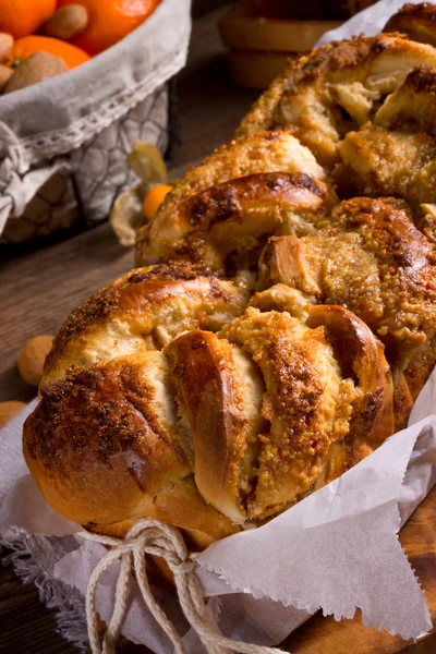 Hefeteig-Kuchen mit Orangenmarmelade — Stockfoto