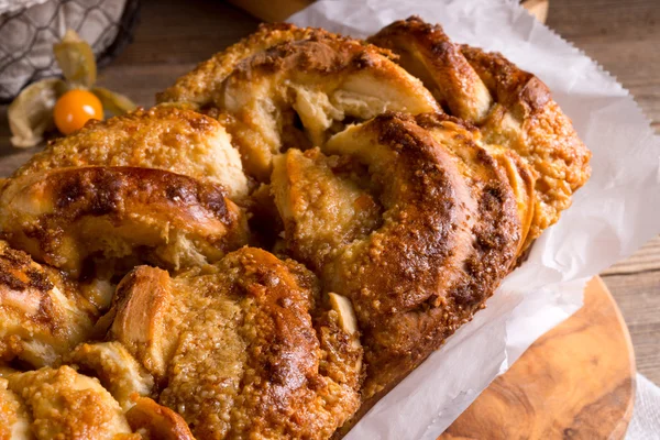 Torta di pasta lievitata con marmellata di arance — Foto Stock