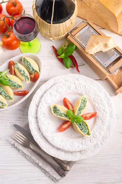 Conchiglioni, büyük makarna kabukları dolgulu — Stok fotoğraf