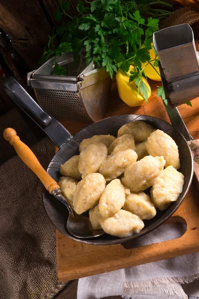 Шаре Клуски - польские картофельные пельмени — стоковое фото