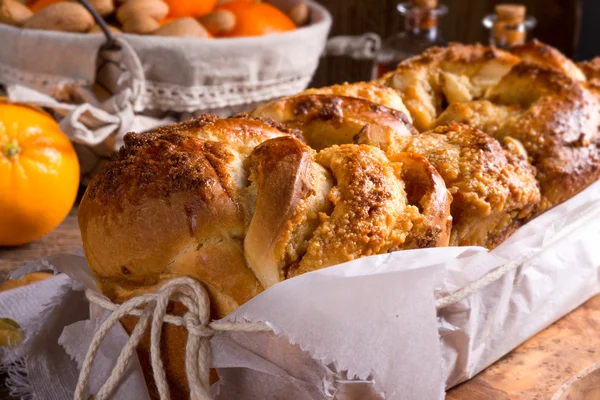 Yeast dough cake with orange marmalade — Stock Photo, Image