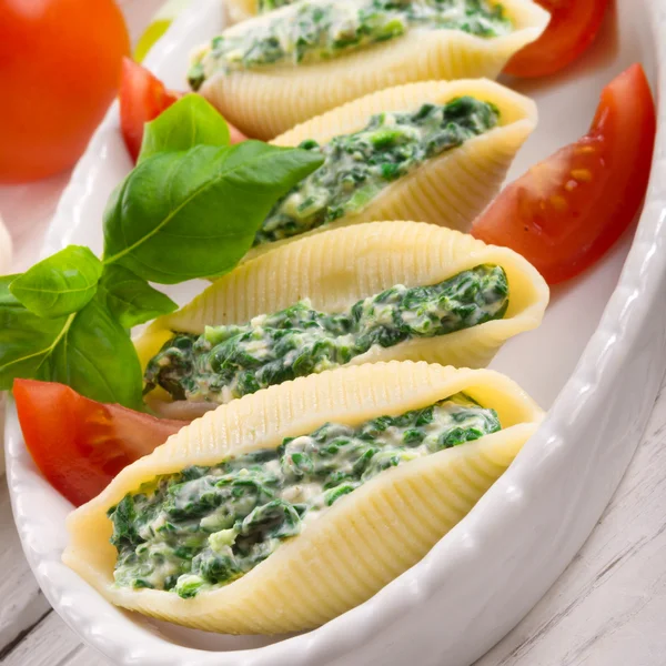 Conchiglioni, grandes cáscaras de pasta con relleno —  Fotos de Stock