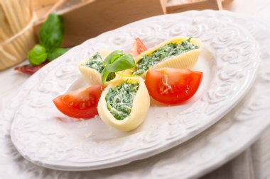 Conchiglioni, büyük makarna kabukları dolgulu