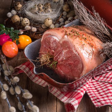 Ham Paskalya kızartma ve yumurta