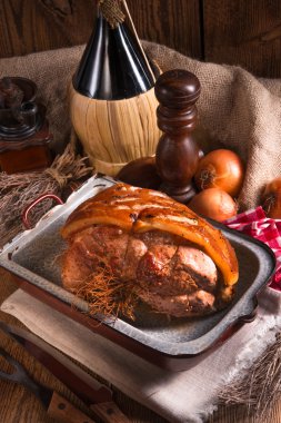 Çıtırtılı domuz rostosu.