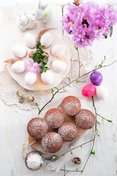 Muffins de chocolate na mesa — Fotografia de Stock