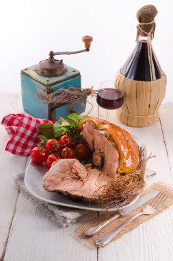 Salatalı kızarmış ekmek.