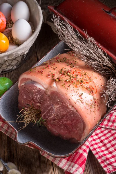 Raw Easter roast and eggs — Stock Photo, Image