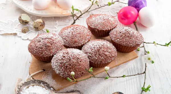 Czekoladowe muffiny na stole — Zdjęcie stockowe