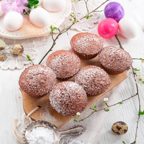 Muffins de chocolate na mesa — Fotografia de Stock