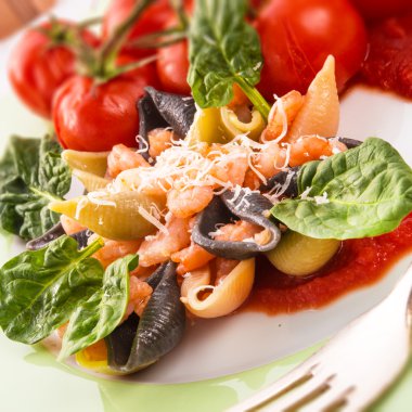 Kuzey Denizi karidesli ve ıspanaklı Conchiglie