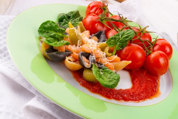 Conchiglie con camarones del Mar del Norte y espinacas — Foto de Stock