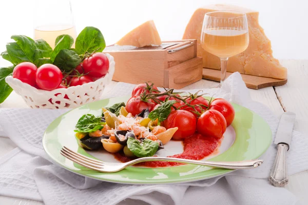 Conchiglie with North Sea shrimps and spinach — Stock Photo, Image