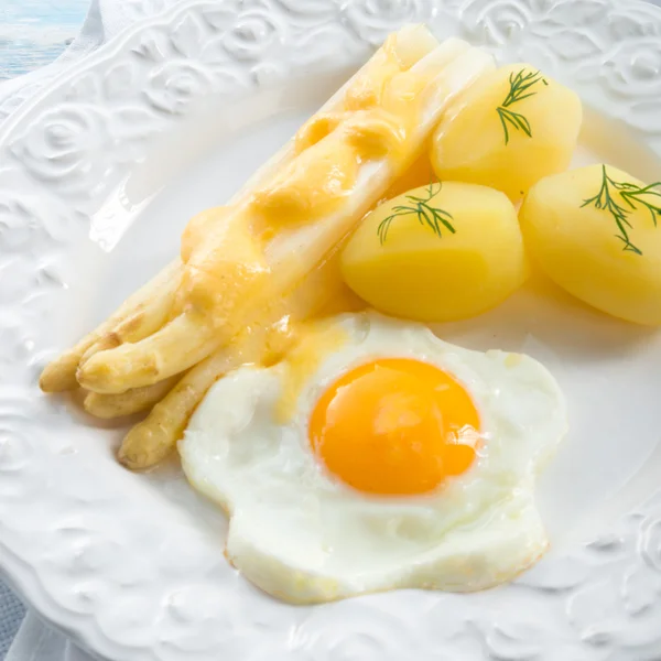 Szparagi, ziemniaków i jaj — Zdjęcie stockowe
