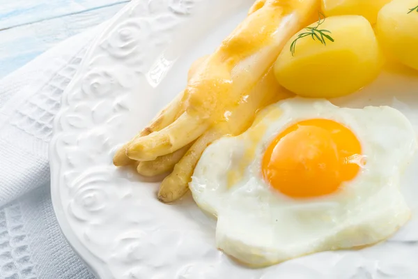 Asparagus, potatoes and eggs — Stock Photo, Image
