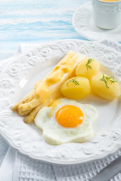 Спаржа, картопля та яйця — стокове фото