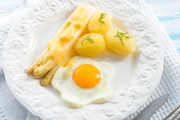 Asperges, aardappelen en eieren — Stockfoto