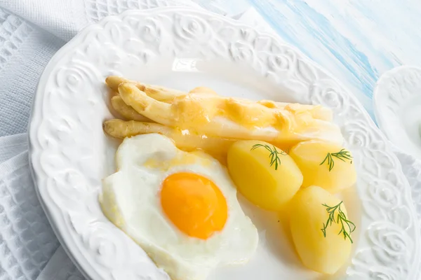 Asperges, aardappelen en eieren — Stockfoto