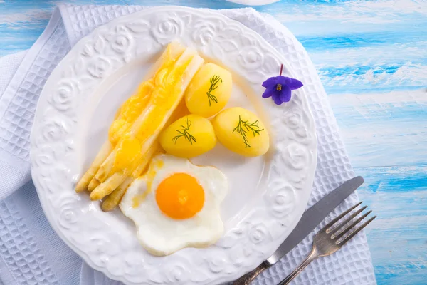 Espargos, batatas e ovos — Fotografia de Stock