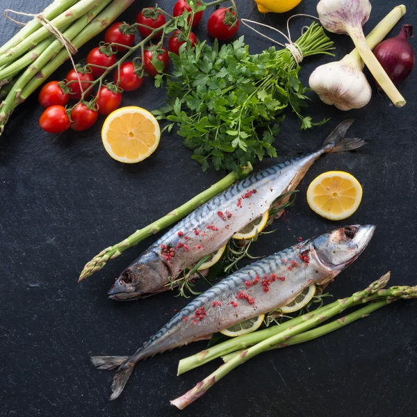 Grilled mackerel with asparagus — Stock Photo, Image