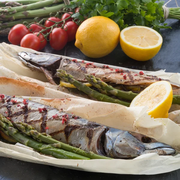 Grilled mackerel with asparagus — Stock Photo, Image