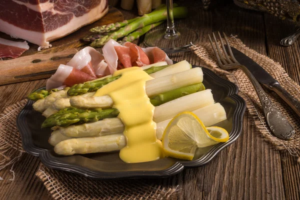 Tasty Asparagus with ham — Stock Photo, Image