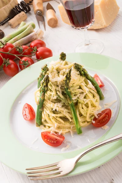 Pasta saporita con asparagi — Foto Stock