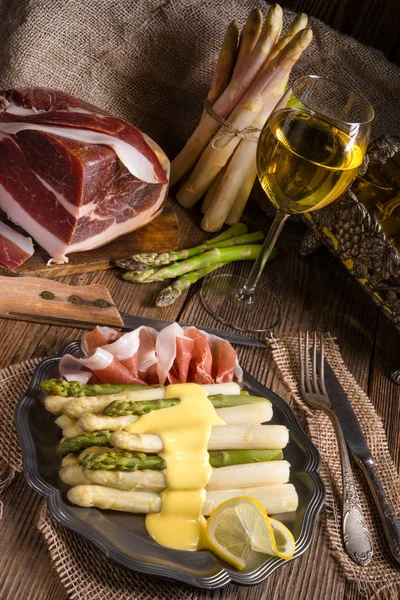 Gustosi asparagi con prosciutto — Foto Stock