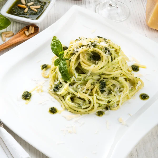 Těstoviny s Pesto alla genovese — Stock fotografie