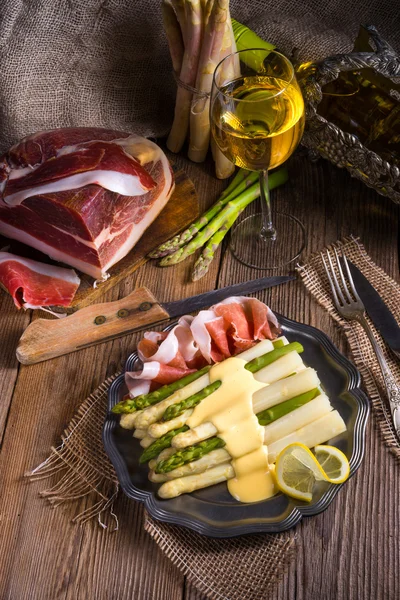 Smakelijke asperges met ham — Stockfoto