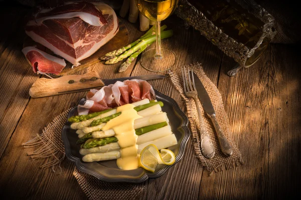 Smakelijke asperges met ham — Stockfoto
