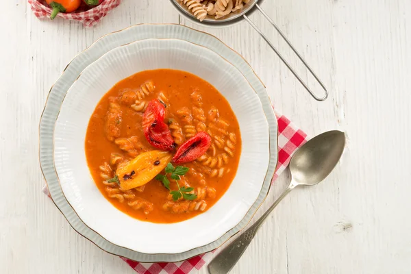 Pieprz zupa również pełne ziarno makaron — Zdjęcie stockowe