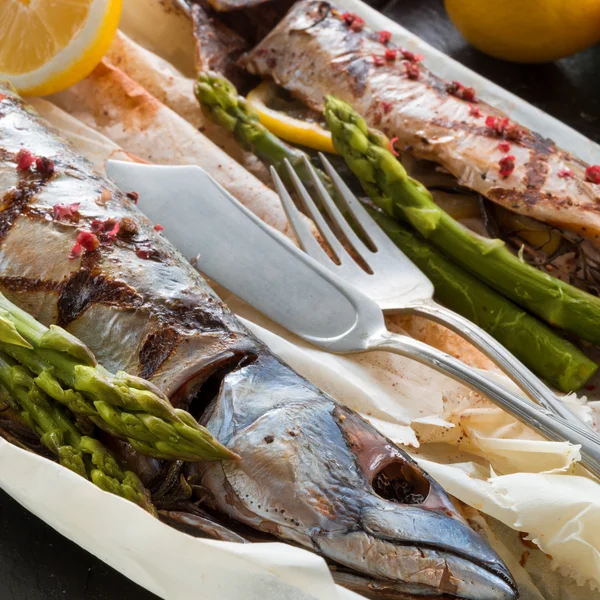 Grilled mackerel with asparagus — Stock Photo, Image