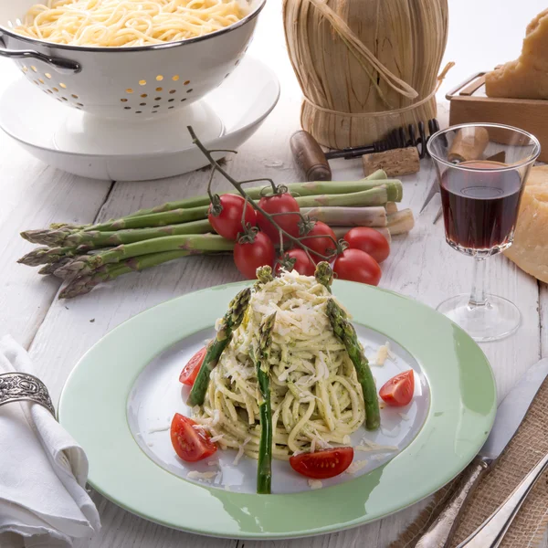 Pasta sabrosa con espárragos —  Fotos de Stock