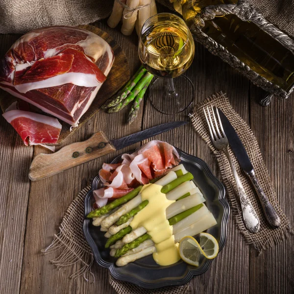 Leckerer Spargel mit Schinken — Stockfoto