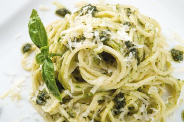 Pesto alla Cenevizli ile makarna