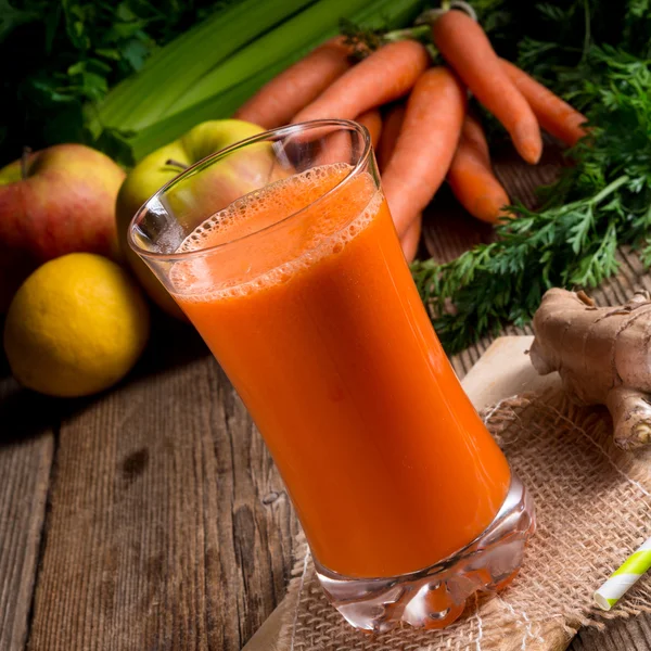 Suco de cenoura espremido na hora — Fotografia de Stock