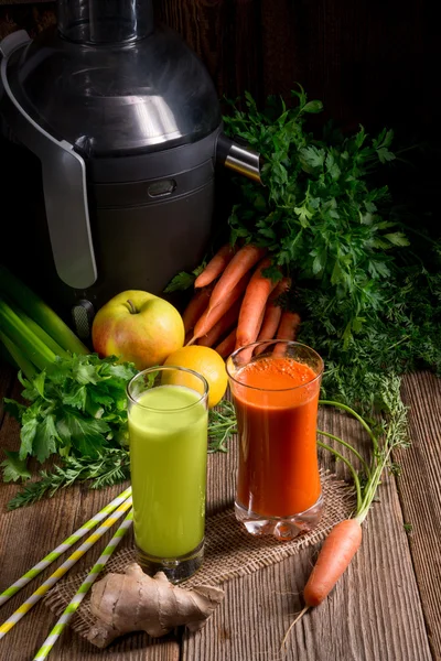 Świeżo wyciskane soki warzywne — Zdjęcie stockowe
