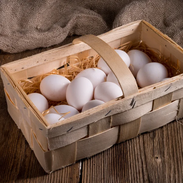 Huevos frescos en la cesta —  Fotos de Stock