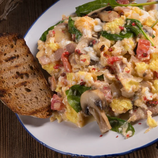 Huevos revueltos con verduras — Foto de Stock