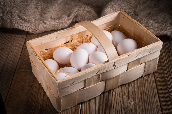 Sepette taze yumurta var. — Stok fotoğraf