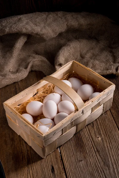 Sepette taze yumurta var. — Stok fotoğraf