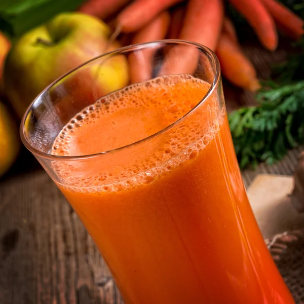 Succo di carota appena spremuto — Foto Stock