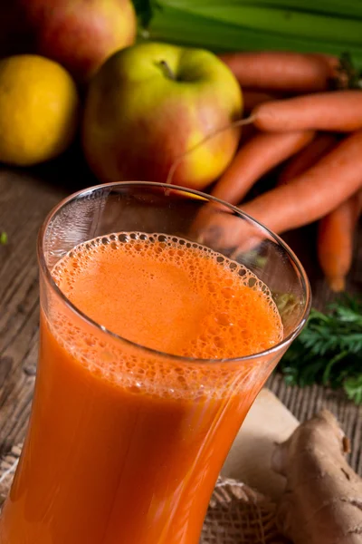 Frisch gepresster Karottensaft — Stockfoto