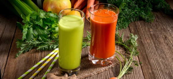 Jugos de verduras recién exprimidos —  Fotos de Stock