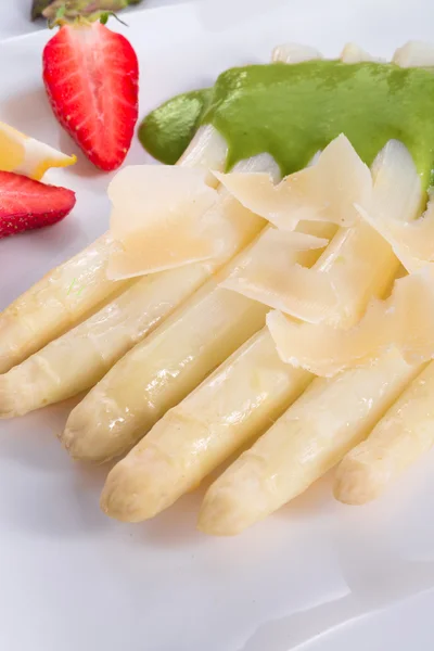 White asparagus with green sauce — Stock Photo, Image